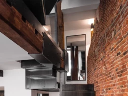 Rénover une maison dans le Vieux-Lille - escalier-metal - Maison Touro