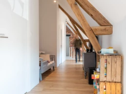 Transformer une grange en habitation à Mouchin - corridor-lounge - Maison Touro